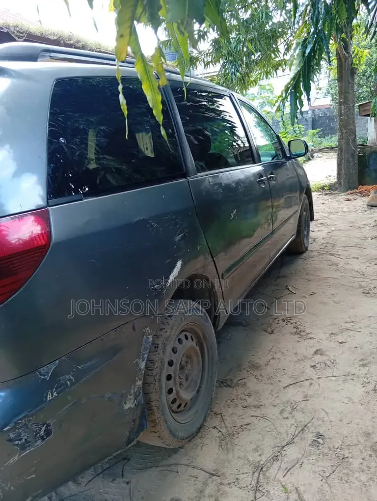 Toyota Sienna LE AWD (3.3L V6 5A) 2004 Blue