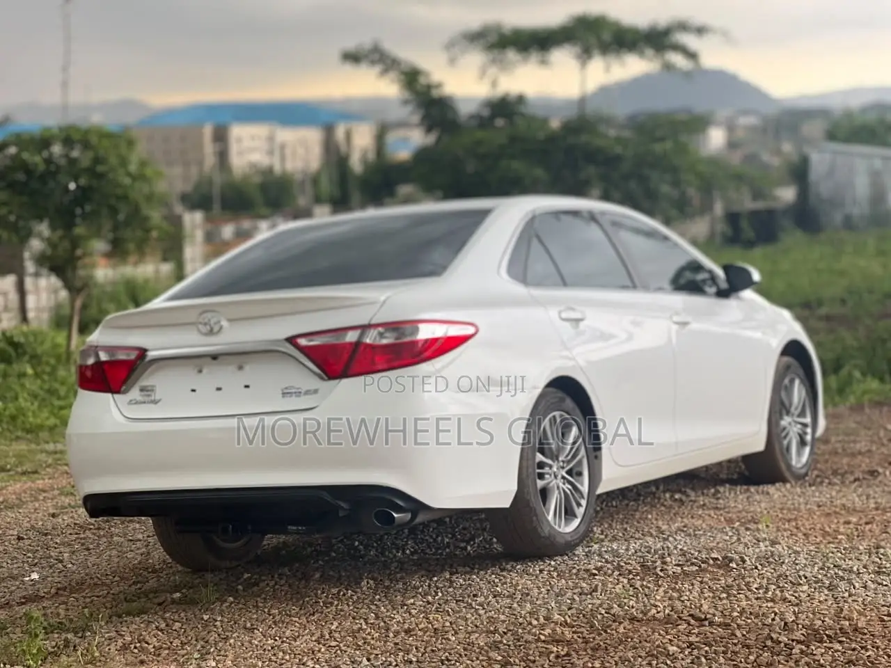 Toyota Camry SE 4dr Sedan (2.5L 4cyl 6A) 2017 White