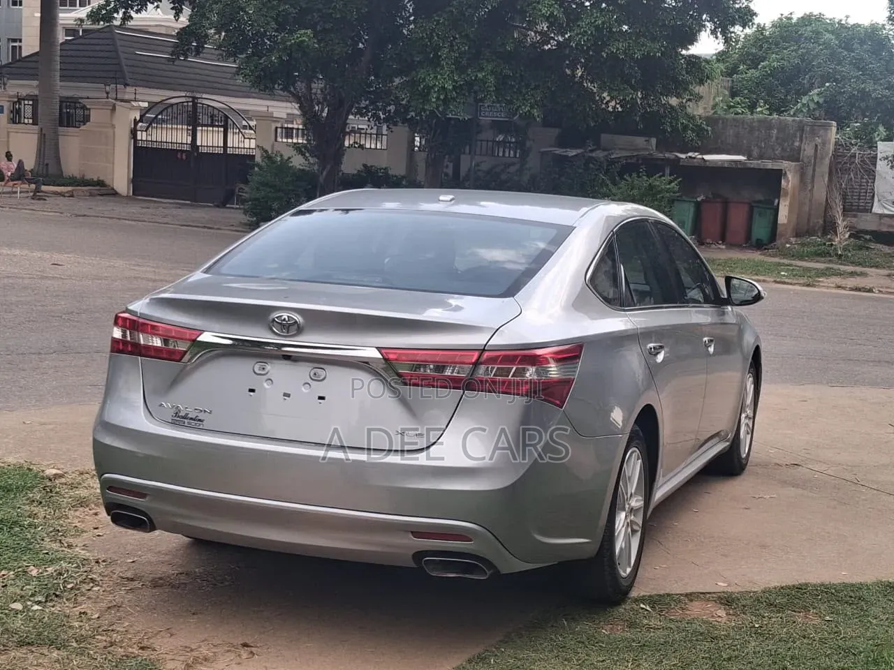 Toyota Avalon XLE Premium FWD Sedan (3.6L 6cyl 6A) 2016 Silver