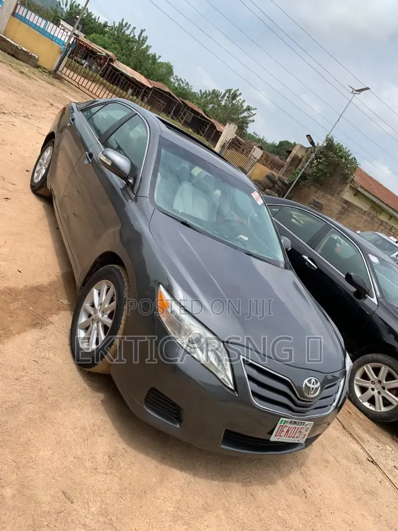Toyota Camry LE 4dr Sedan (2.5L 4cyl 6AM) 2010 Gray