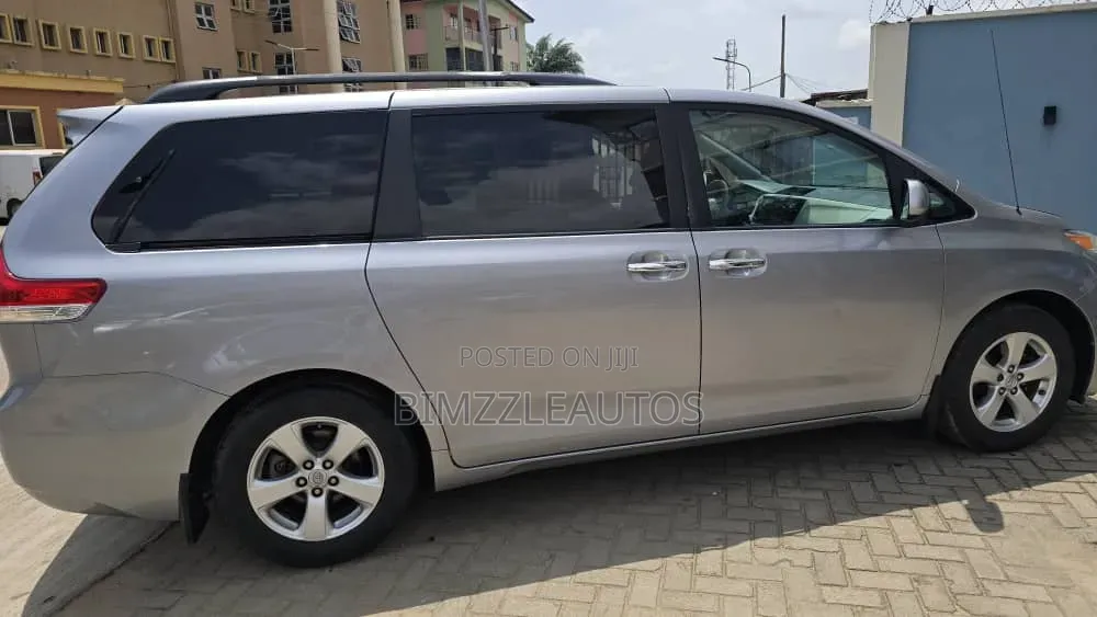 Toyota Sienna LE AWD 7-Passenger 2013 Gray