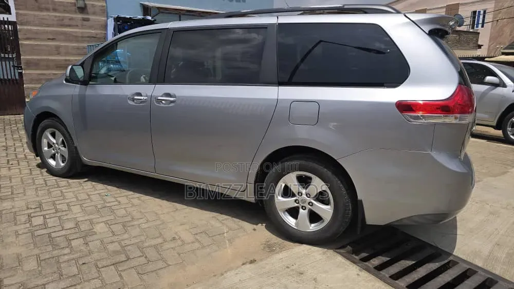 Toyota Sienna LE AWD 7-Passenger 2013 Gray