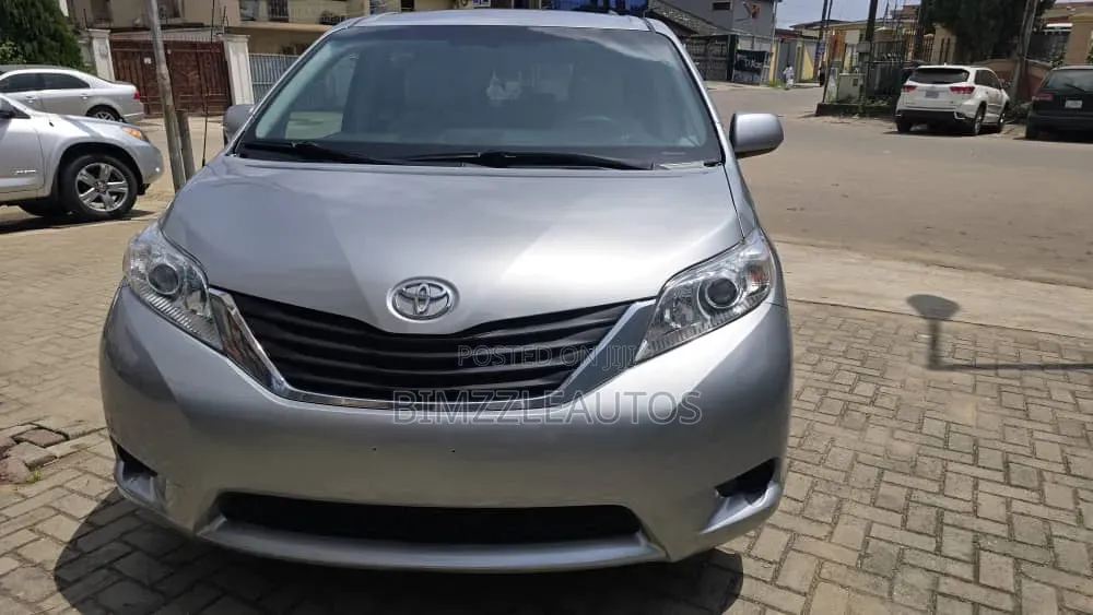 Toyota Sienna LE AWD 7-Passenger 2013 Gray