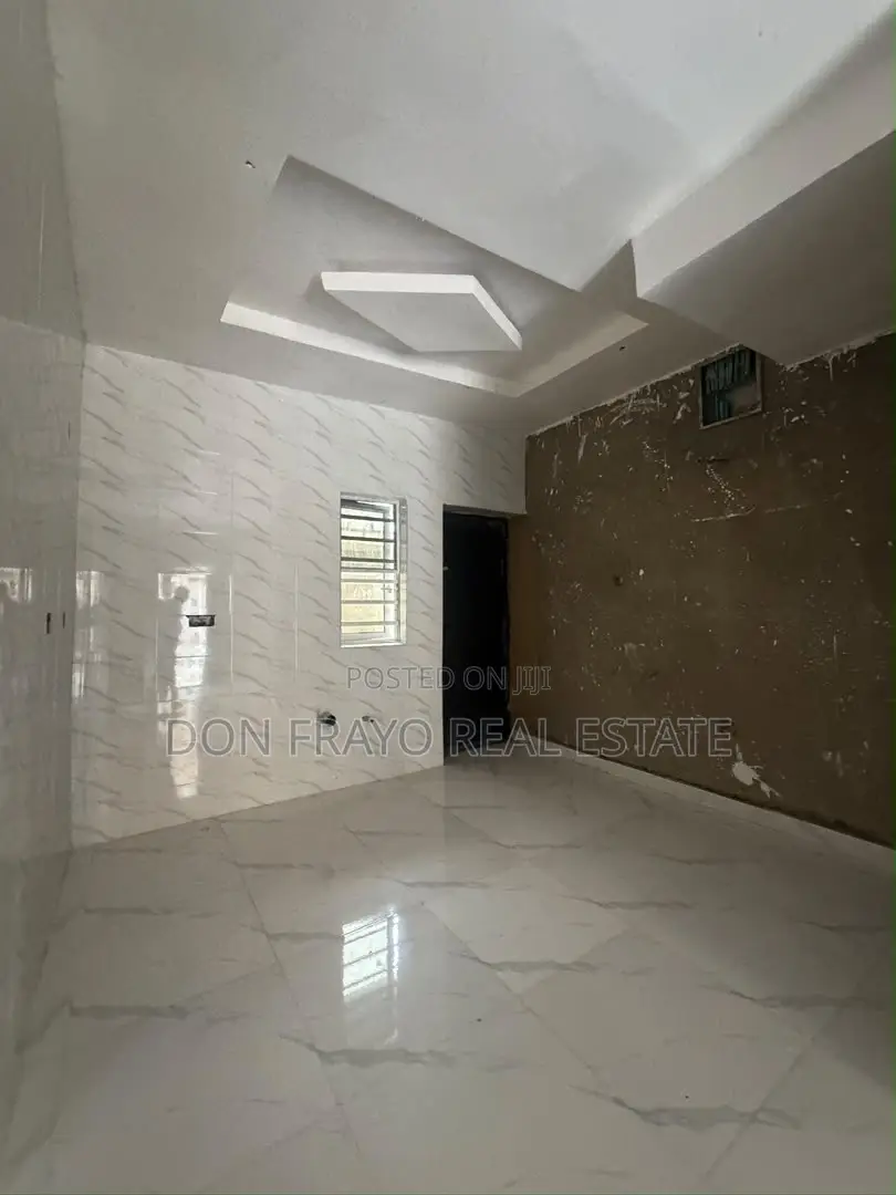 3bdrm Apartment in Omolayo Estate, Akobo for sale