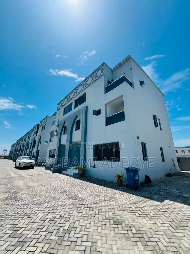 4bdrm Duplex in De Castle Max Estate, Chevron for rent