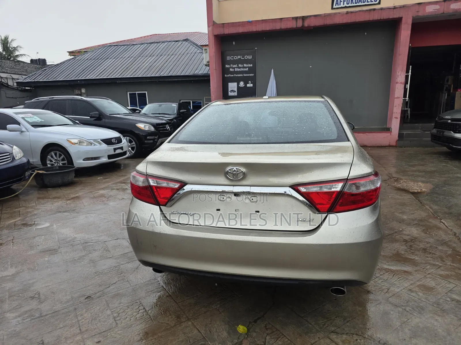 Toyota Camry XLE 4dr Sedan (3.5L 6cyl 6A) 2015 Gold