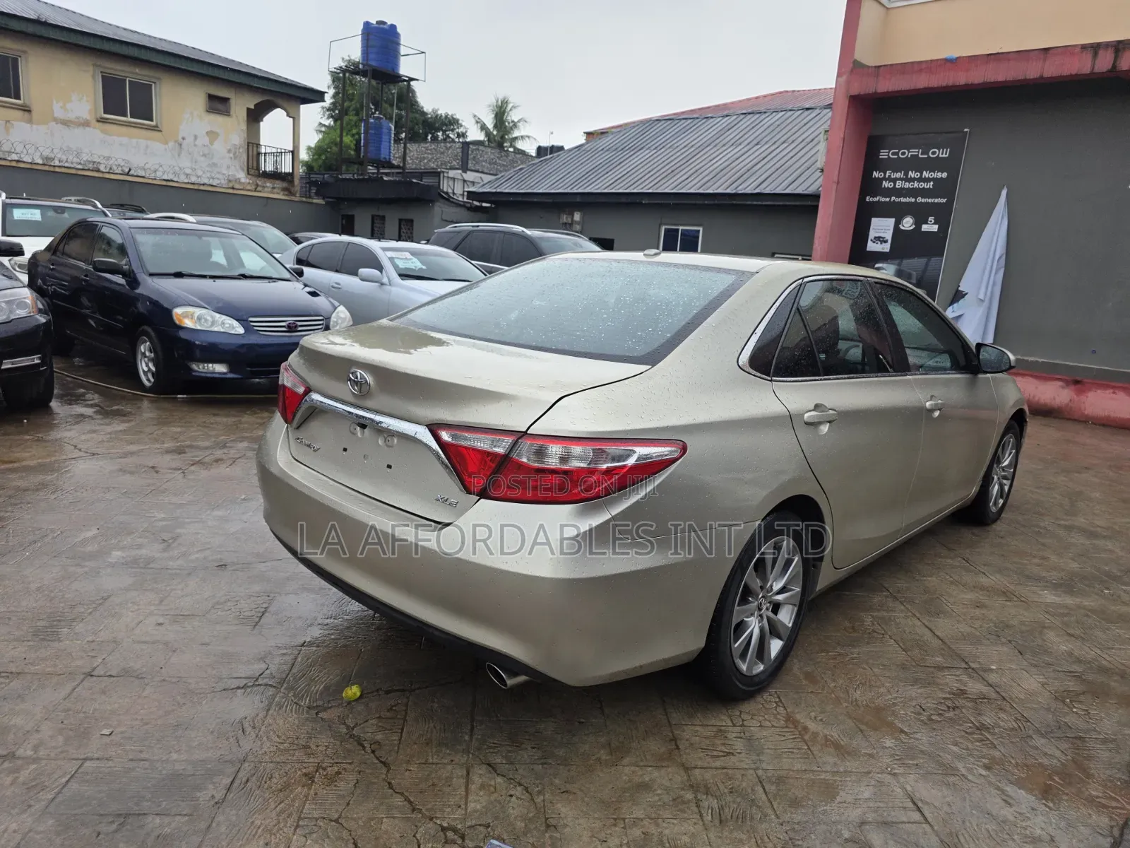 Toyota Camry XLE 4dr Sedan (3.5L 6cyl 6A) 2015 Gold