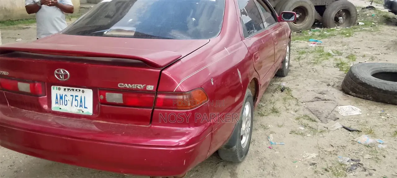 Toyota Camry 2000 Red