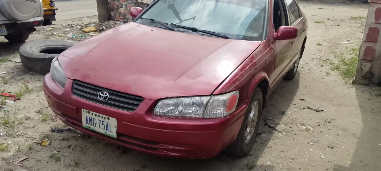 Toyota Camry 2000 Red
