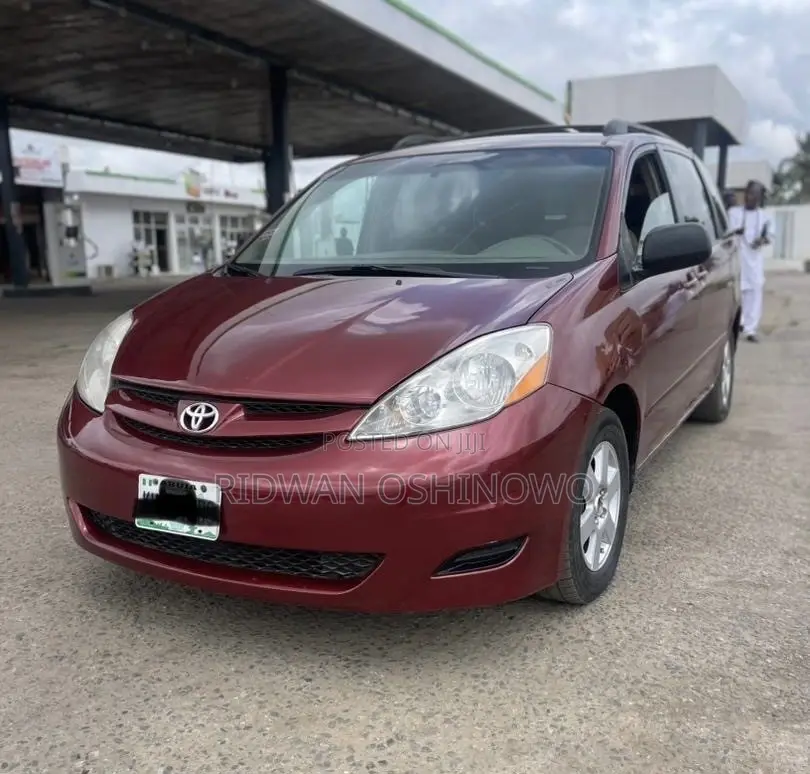 Toyota Sienna 2010 Red
