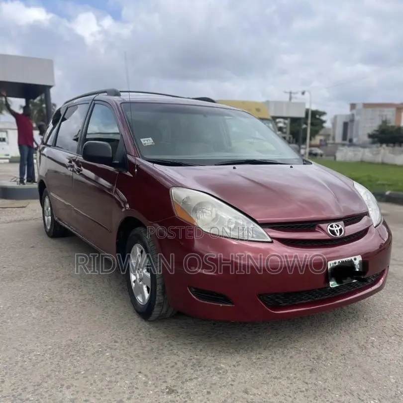 Toyota Sienna 2010 Red