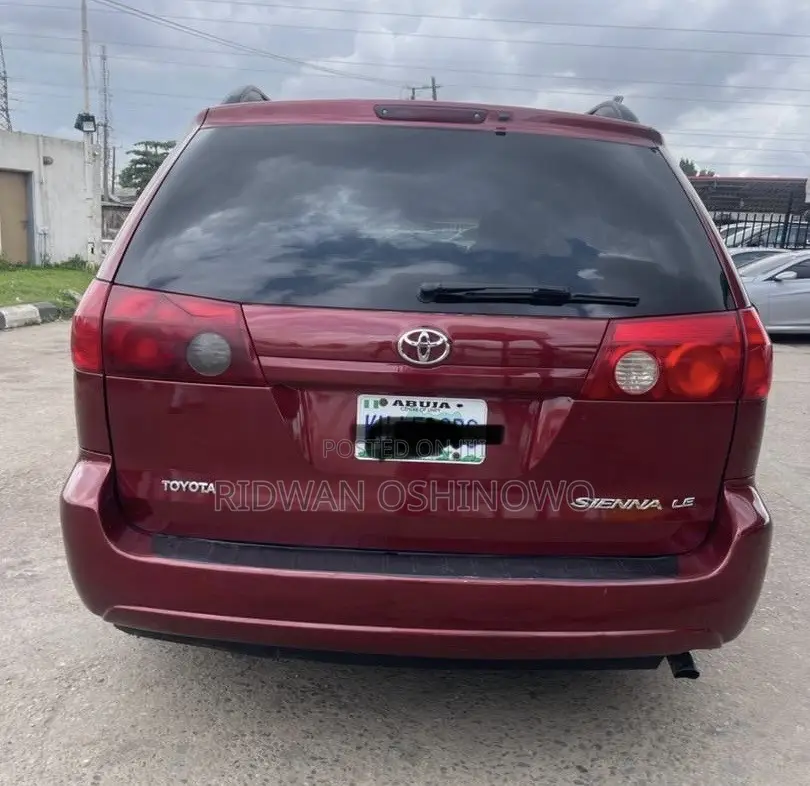 Toyota Sienna 2010 Red