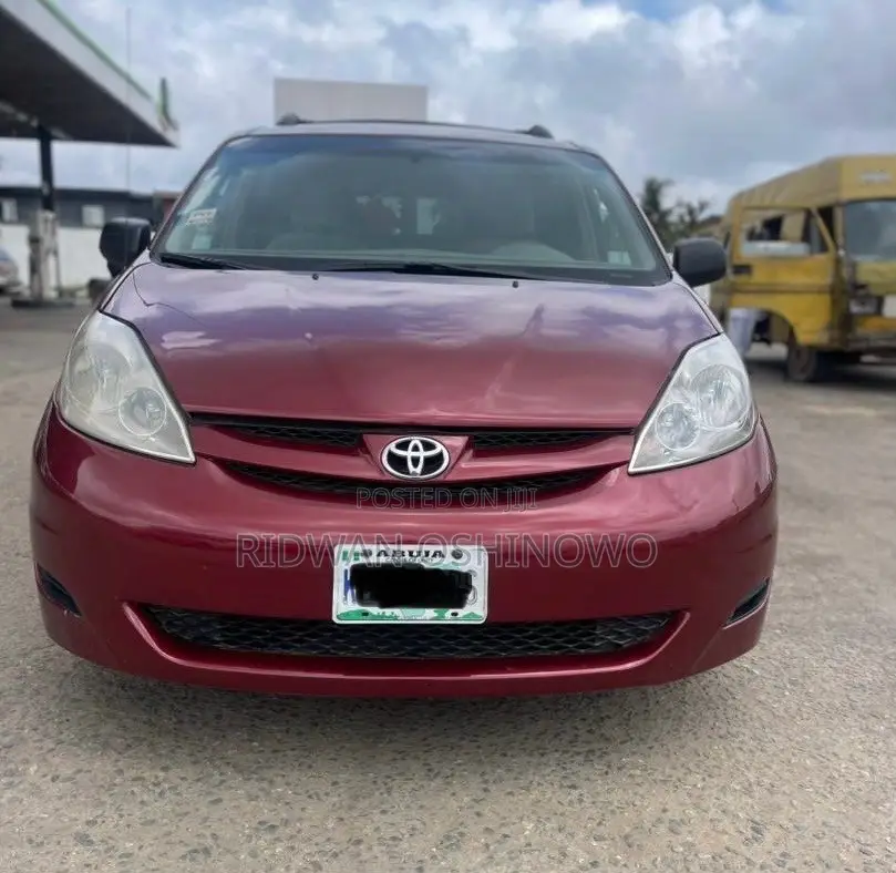 Toyota Sienna 2010 Red