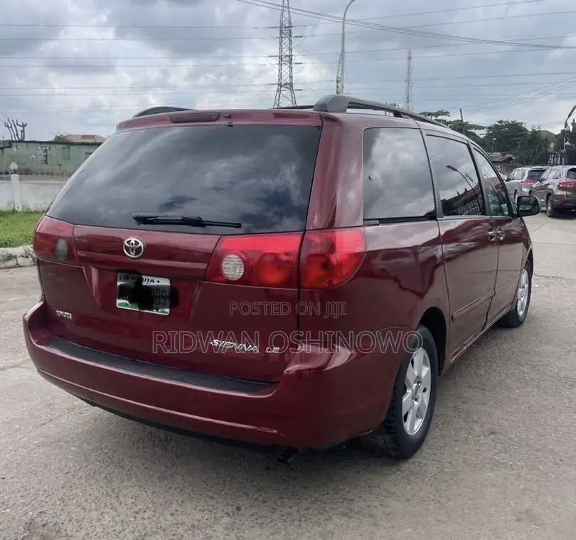 Toyota Sienna 2010 Red
