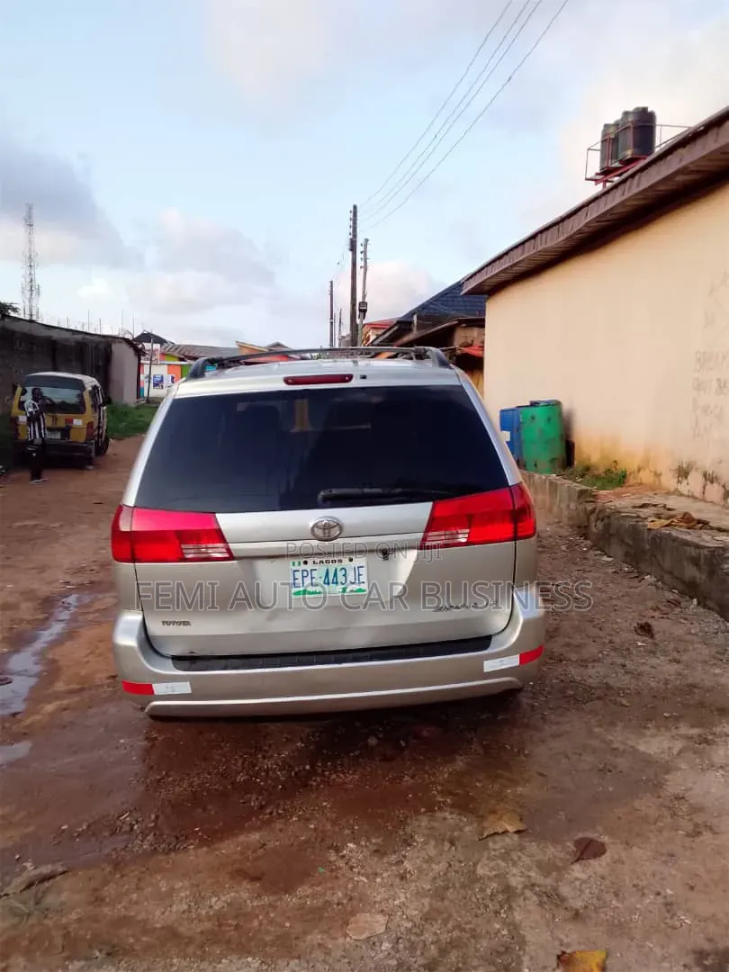 Toyota Sienna 2005 Gold
