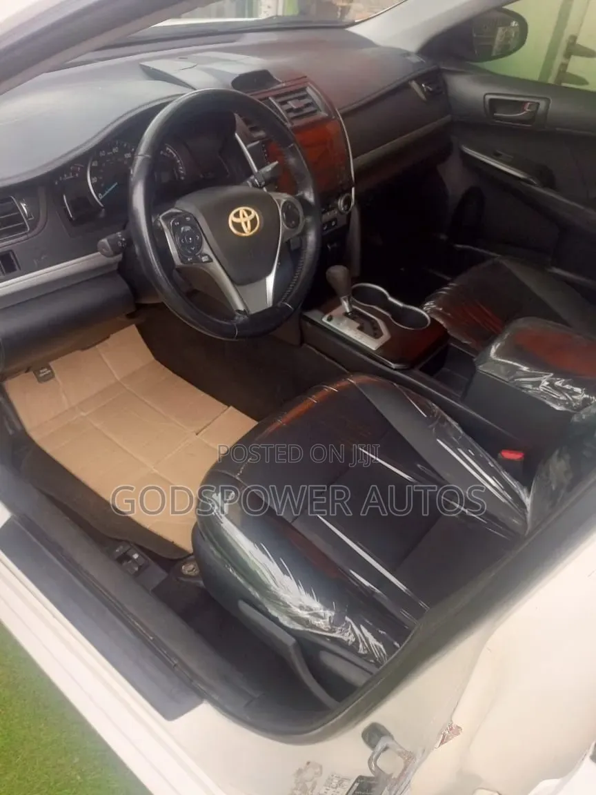 Toyota Camry SE 4dr Sedan (2.5L 4cyl 6A) 2012 White