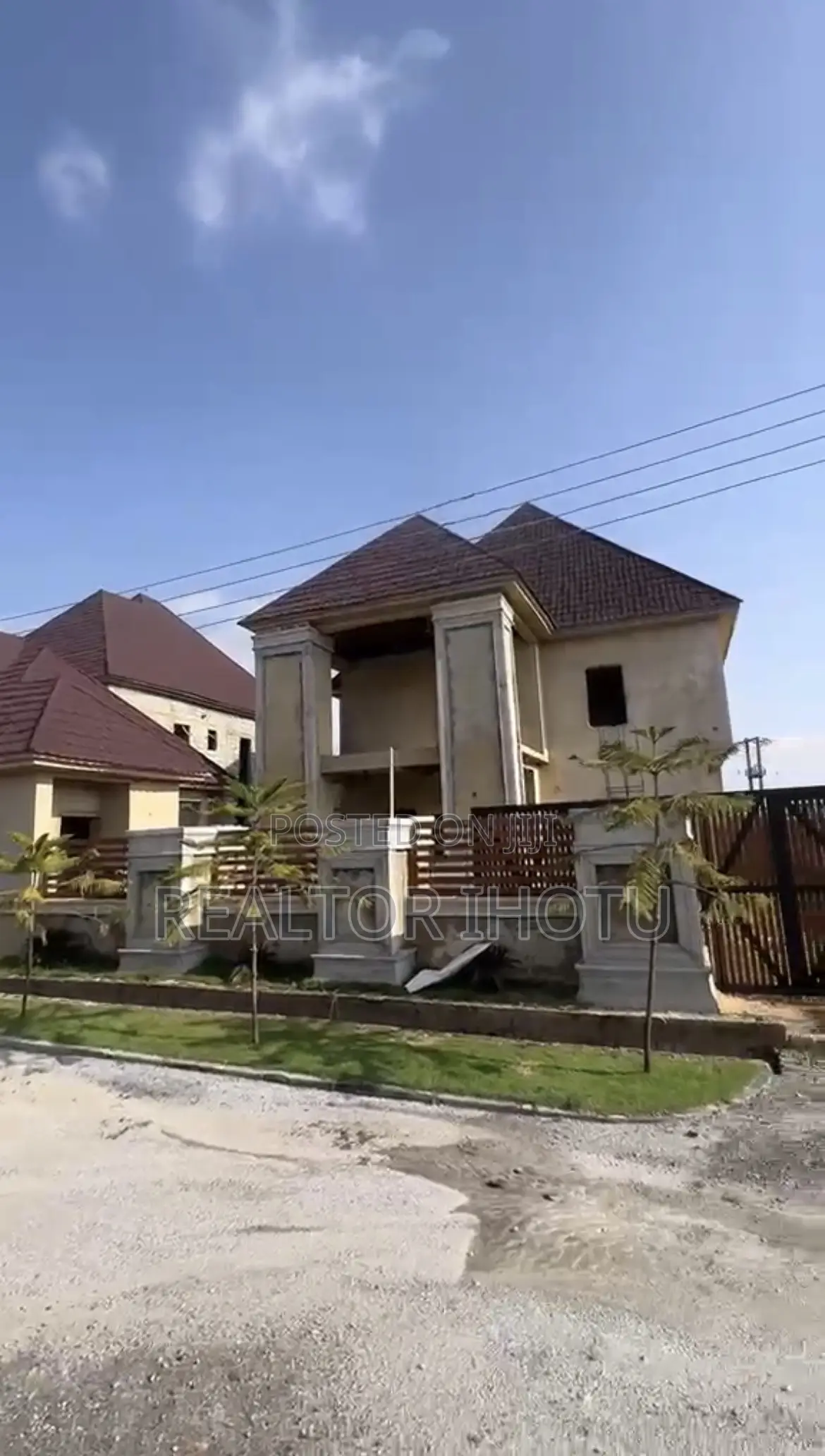 6bdrm Duplex in In An Estate, Idu Industrial for sale