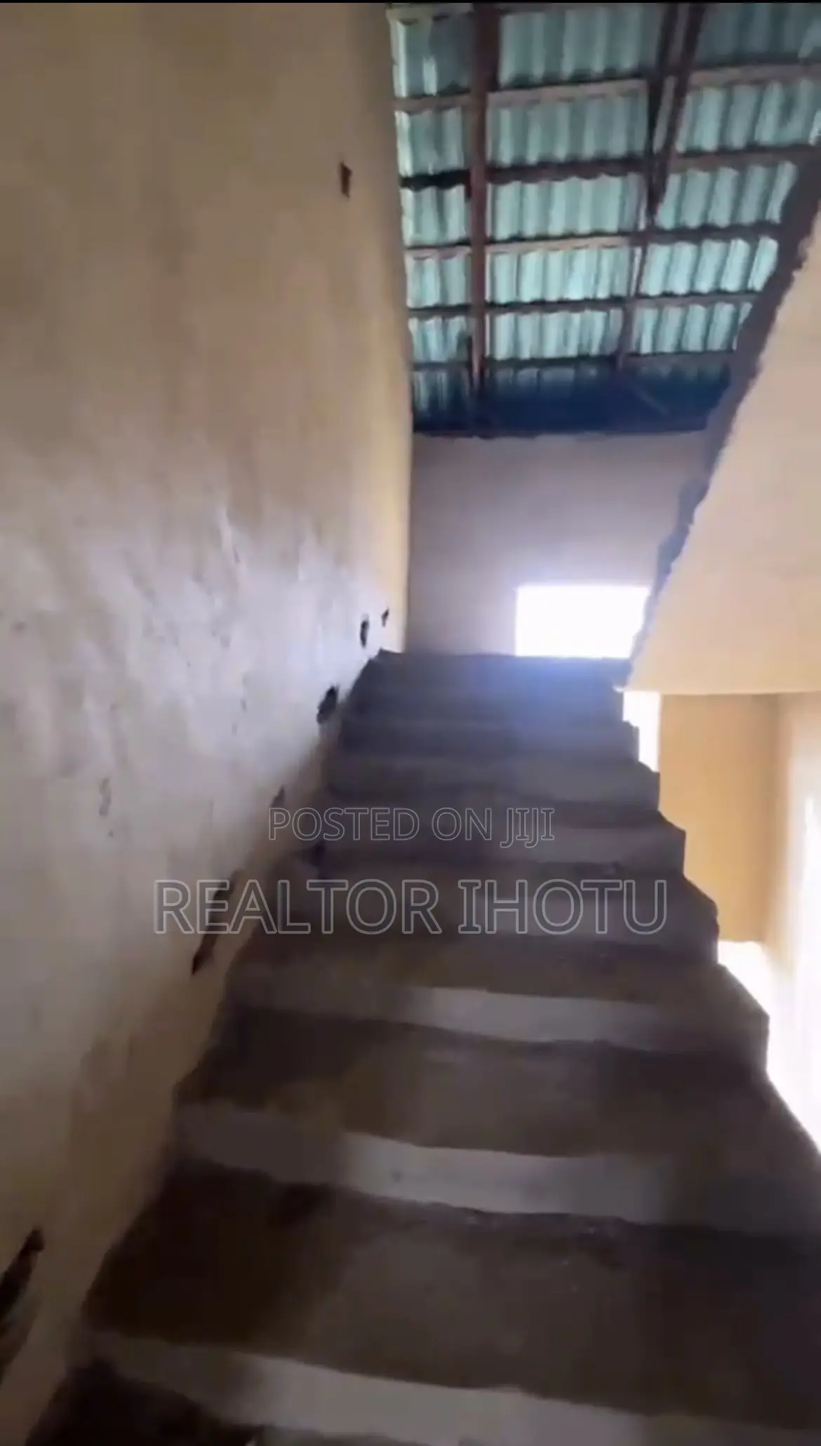 6bdrm Duplex in In An Estate, Idu Industrial for sale