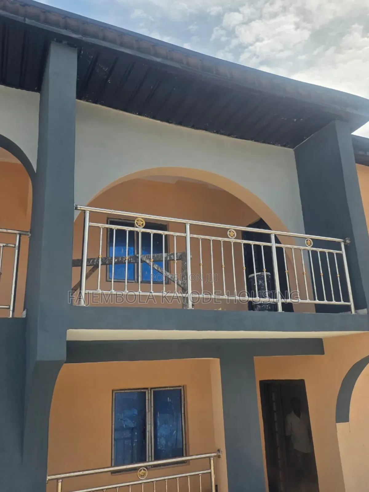 3bdrm Block of Flats in Oluwakeyin Estate, Alakia for sale