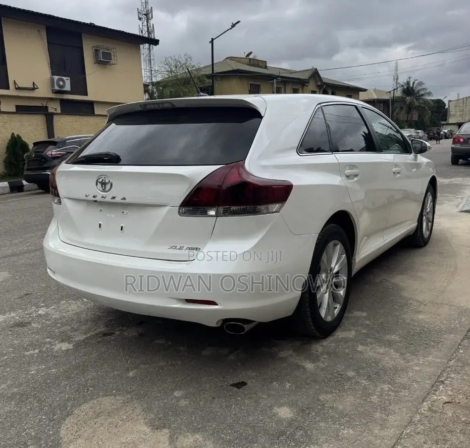 Toyota Venza XLE 4dr Wagon AWD (2.7L 4cyl 6A) 2014 White