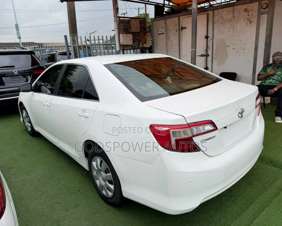 Toyota Camry SE 4dr Sedan (2.5L 4cyl 6A) 2012 White