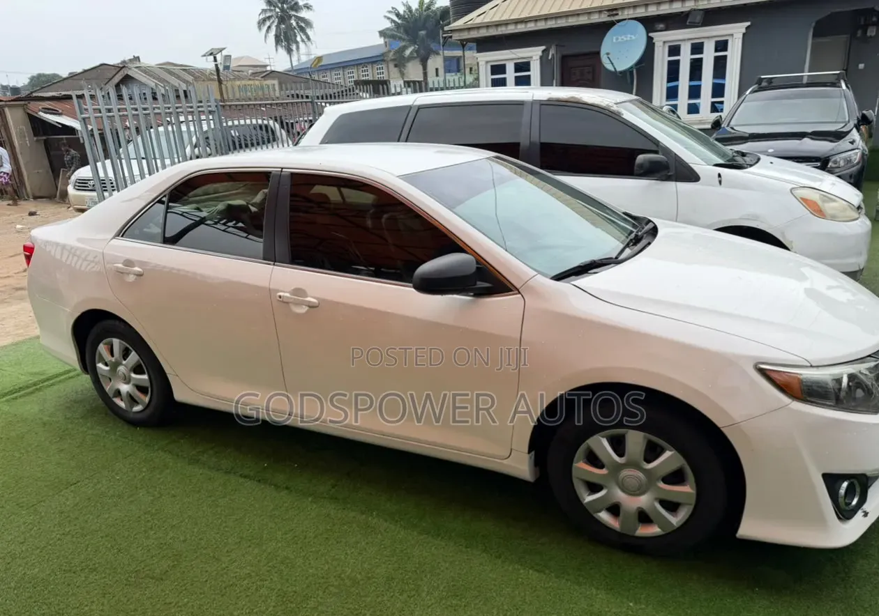 Toyota Camry SE 4dr Sedan (2.5L 4cyl 6A) 2012 White
