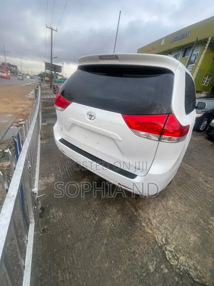 Toyota Sienna 2013 White