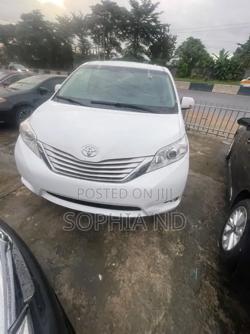 Toyota Sienna 2013 White