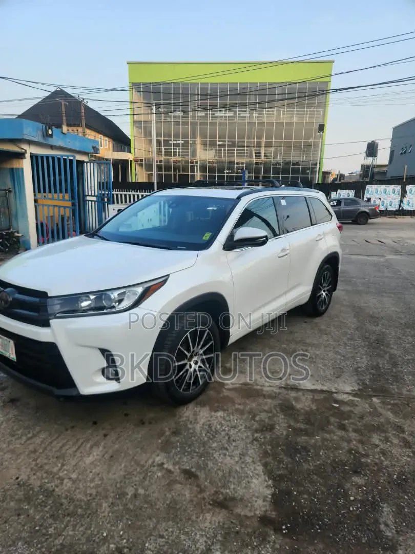 Toyota Highlander SE 4x4 V6 (3.5L 6cyl 8A) 2017 White