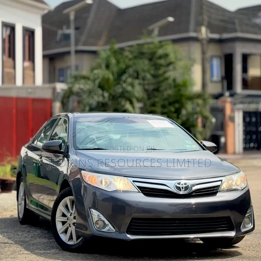 Toyota Camry XLE 4dr Sedan (2.5L 4cyl 6A) 2013 Gray