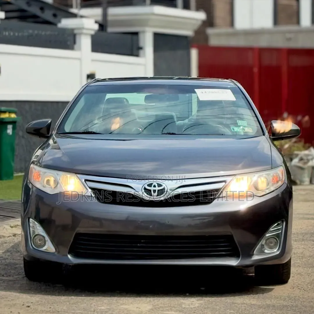 Toyota Camry XLE 4dr Sedan (2.5L 4cyl 6A) 2013 Gray