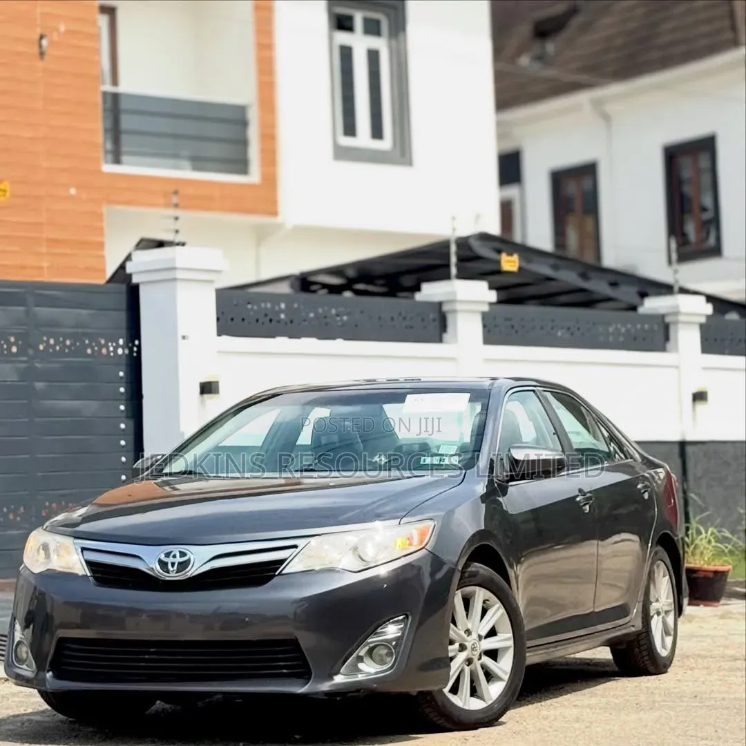 Toyota Camry XLE 4dr Sedan (2.5L 4cyl 6A) 2013 Gray