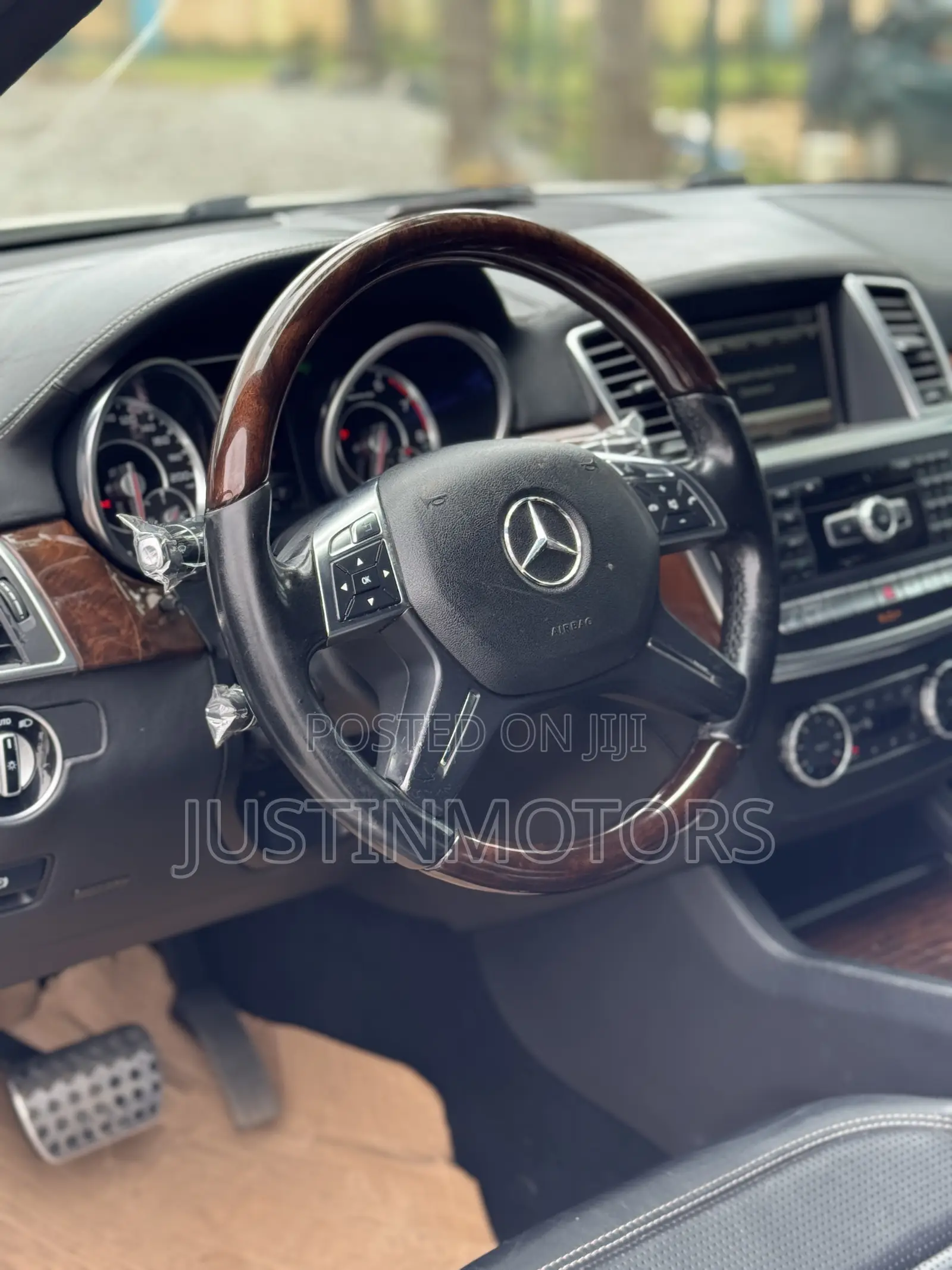 Mercedes-Benz M Class ML63 AMG 4dr SUV AWD (5.5L 8cyl Turbo 7A) 2015