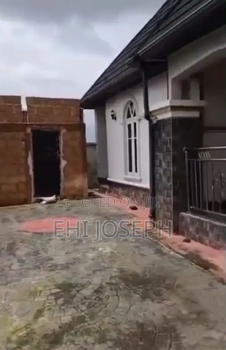 3bdrm Block of Flats in Benin City for sale
