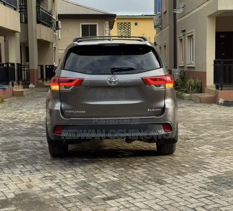 Toyota Highlander XLE 2019 Gray
