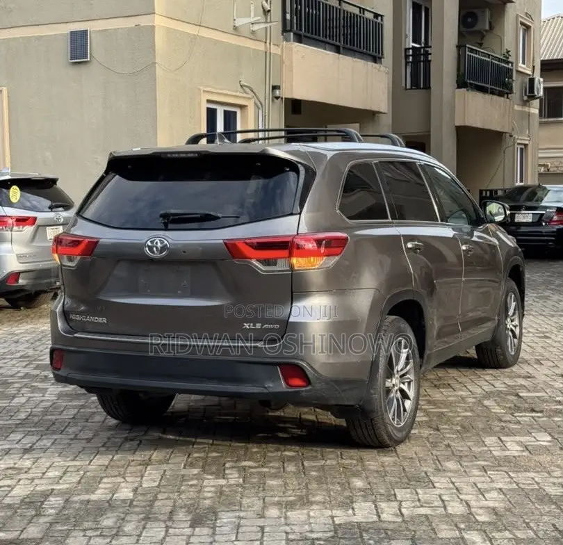 Toyota Highlander XLE 2019 Gray