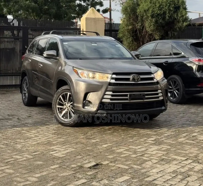 Toyota Highlander XLE 2019 Gray
