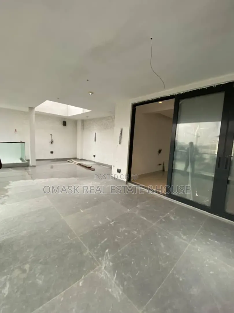 5bdrm Duplex in Banana Island for sale