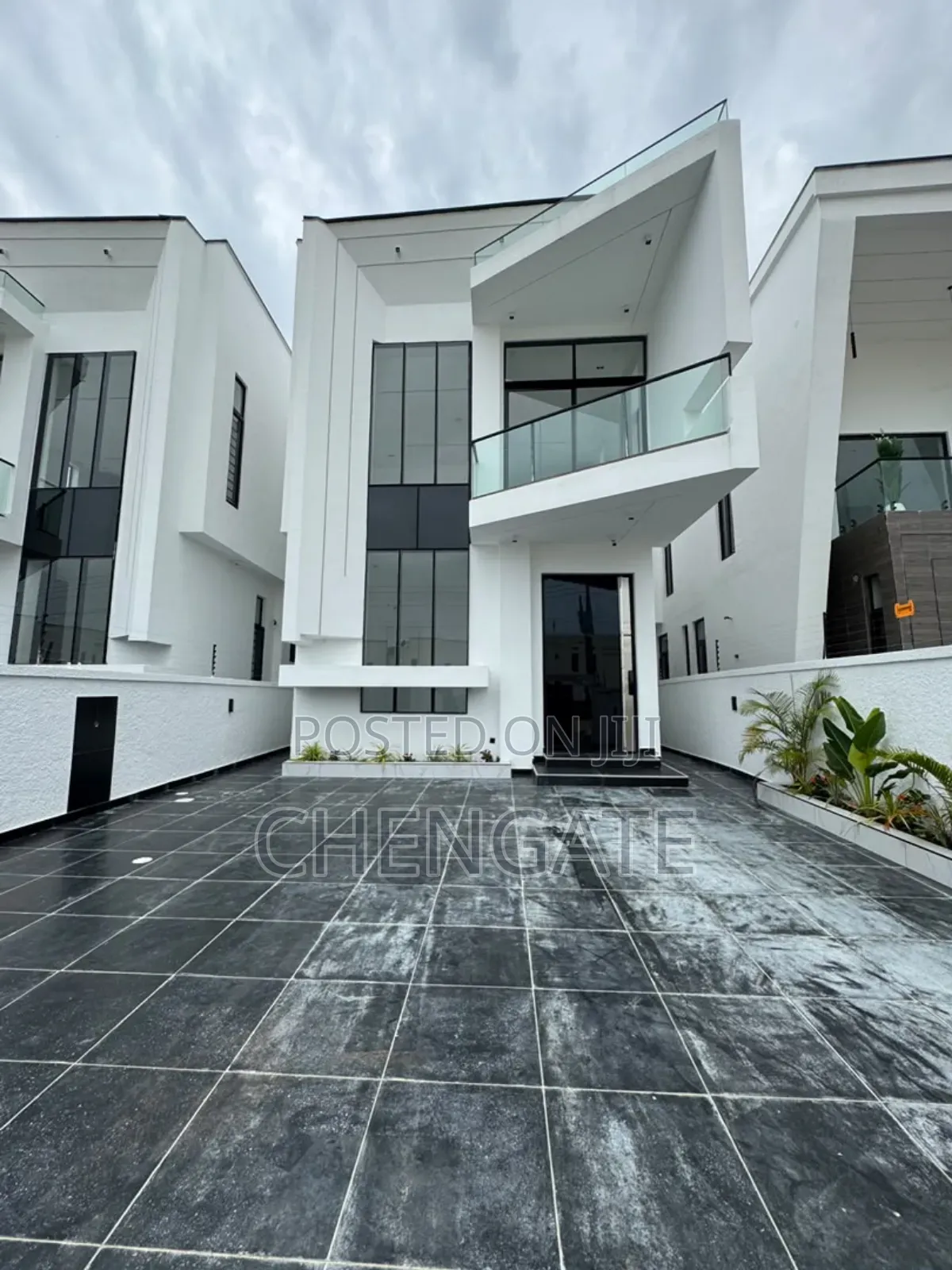 5bdrm Duplex in Chevron for sale