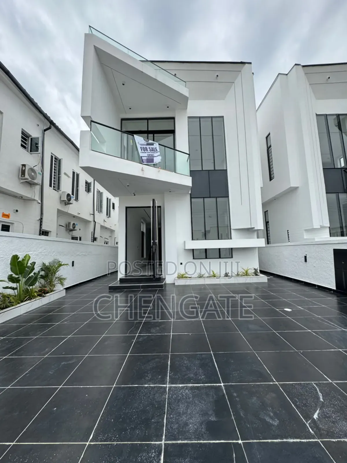5bdrm Duplex in Chevron for sale
