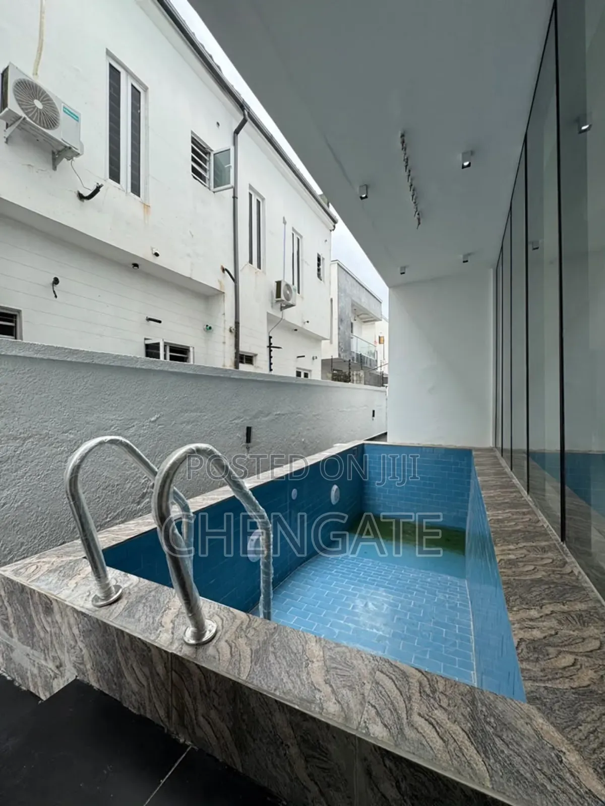 5bdrm Duplex in Chevron for sale