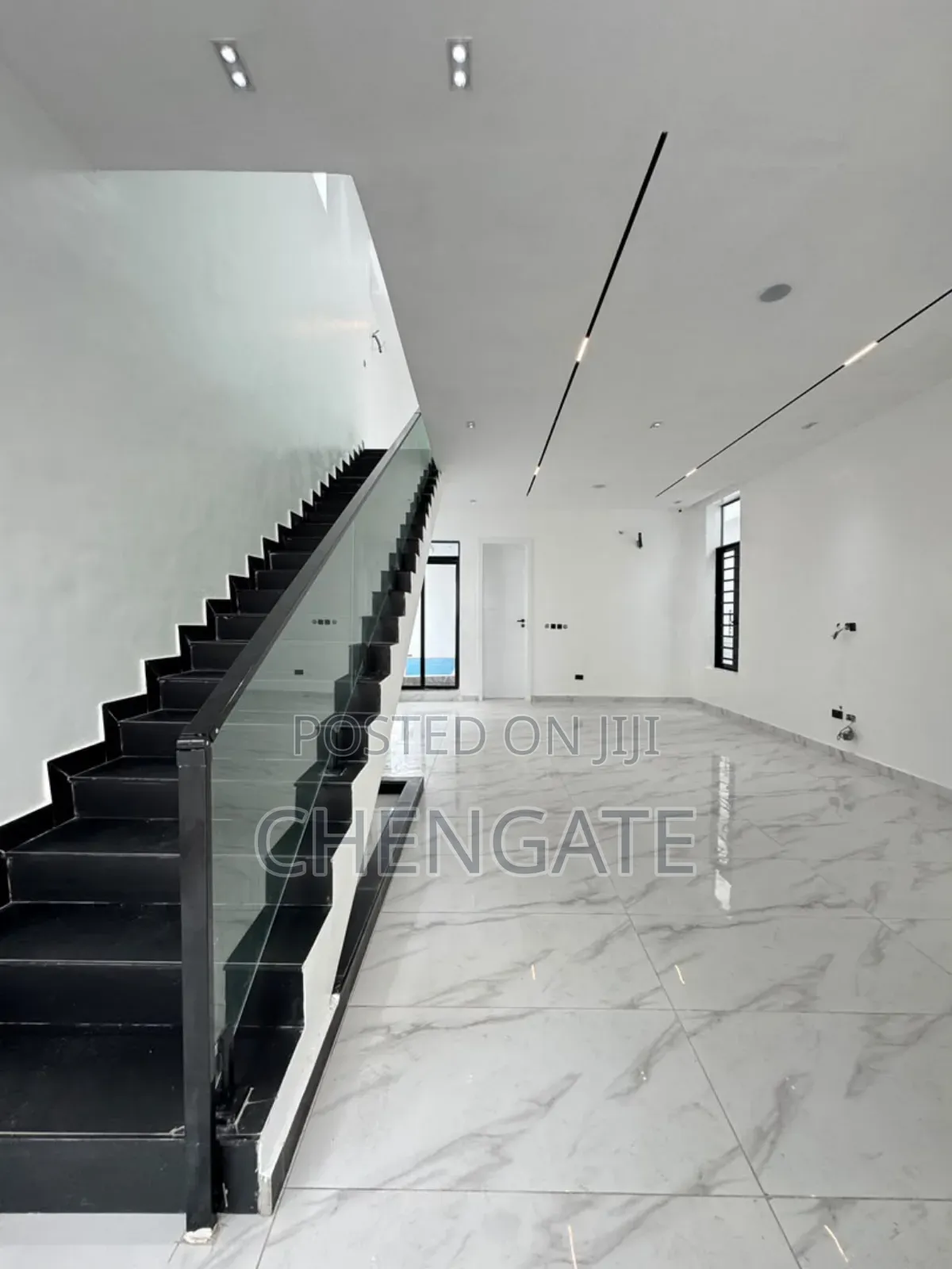 5bdrm Duplex in Chevron for sale