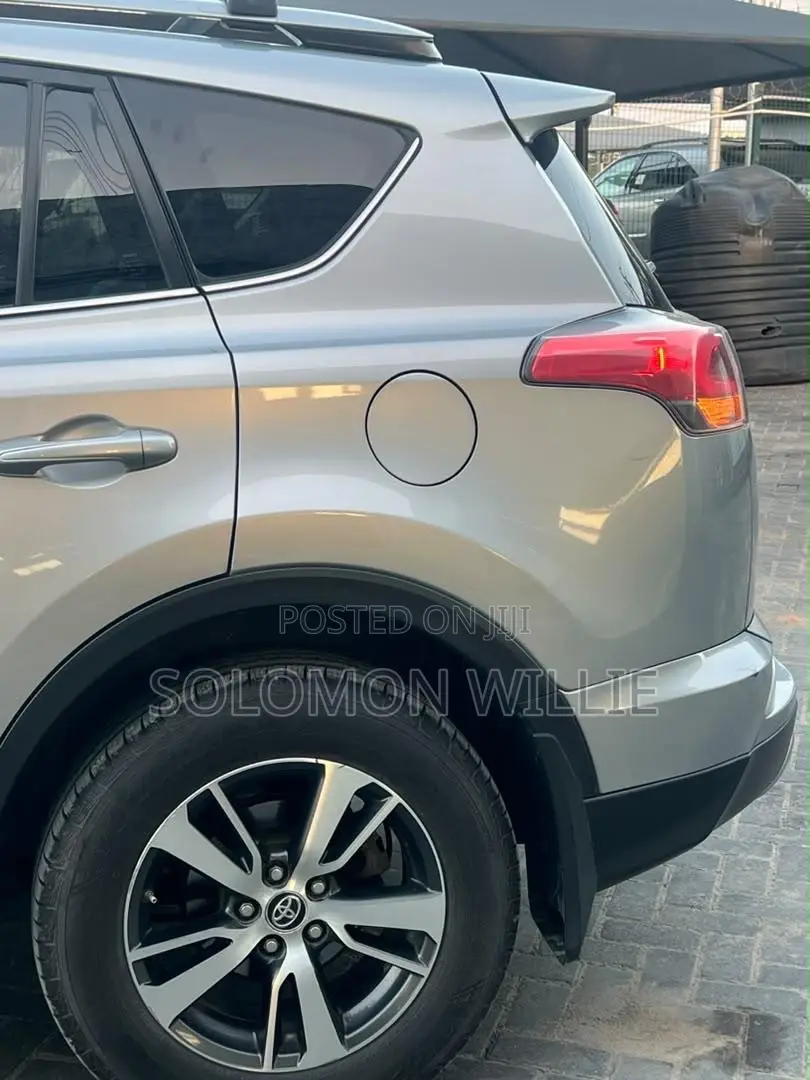 Toyota RAV4 XLE 4dr SUV (2.5L 4cyl 6A) 2018 Silver