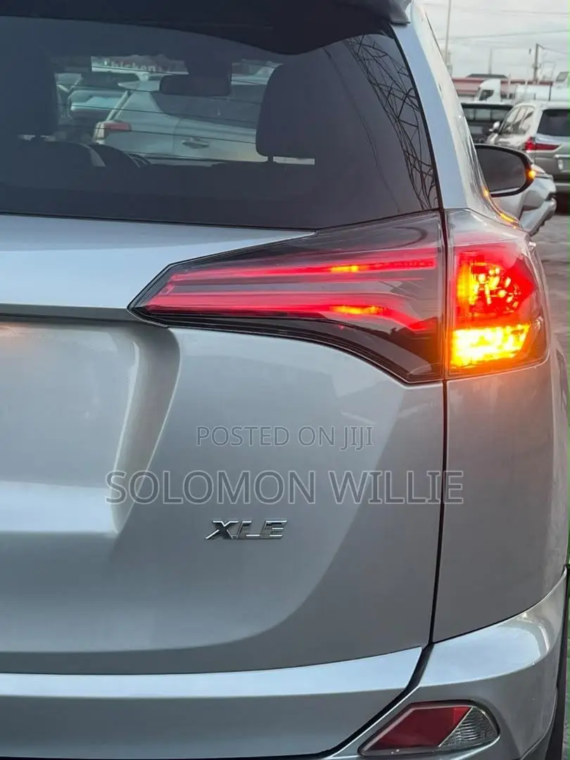 Toyota RAV4 XLE 4dr SUV (2.5L 4cyl 6A) 2018 Silver
