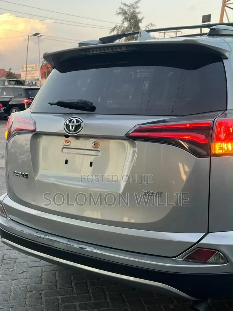 Toyota RAV4 XLE 4dr SUV (2.5L 4cyl 6A) 2018 Silver