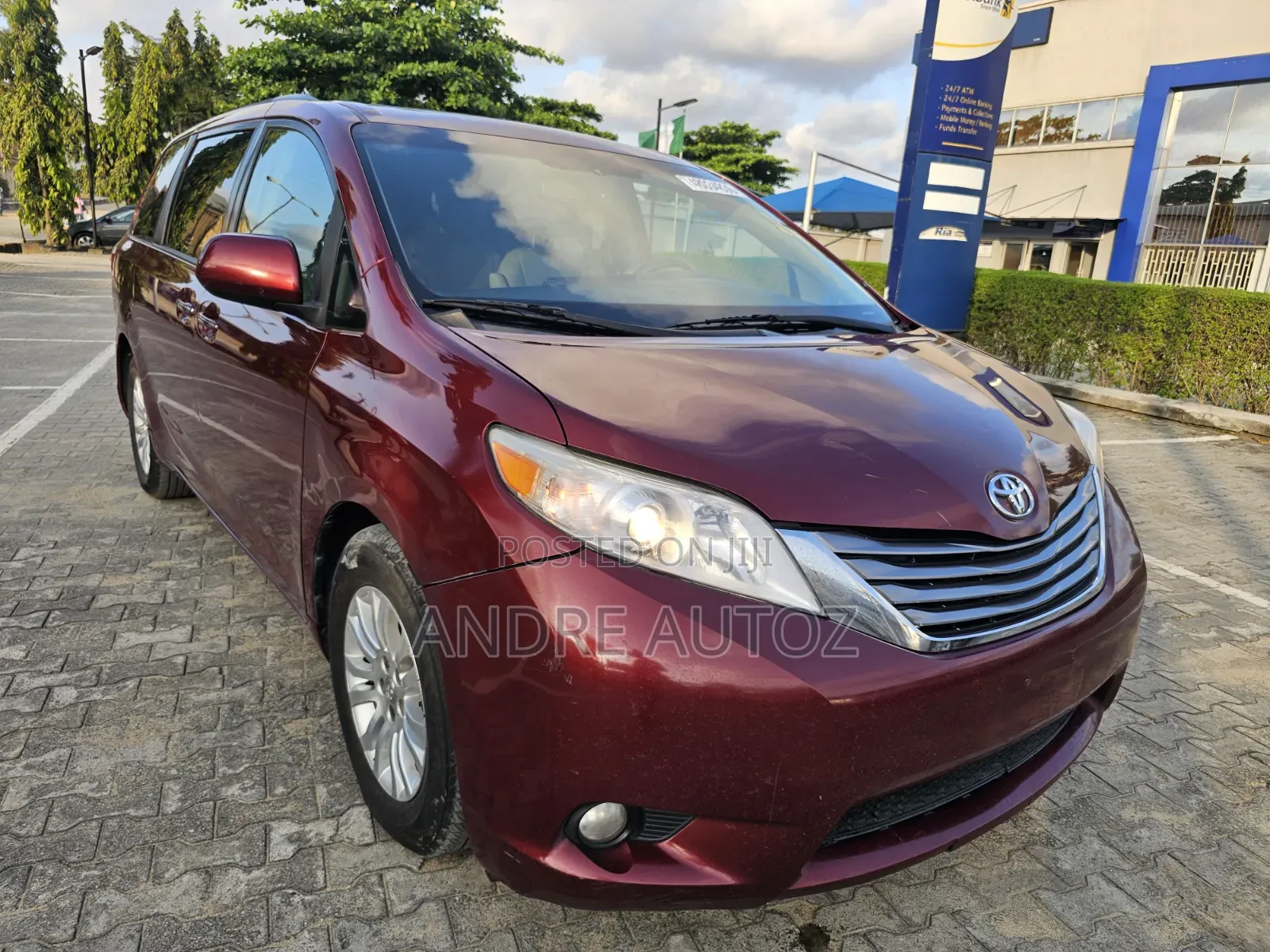 Toyota Sienna XLE 8 Passenger (3.5L 6cyl 8A) 2017 Red