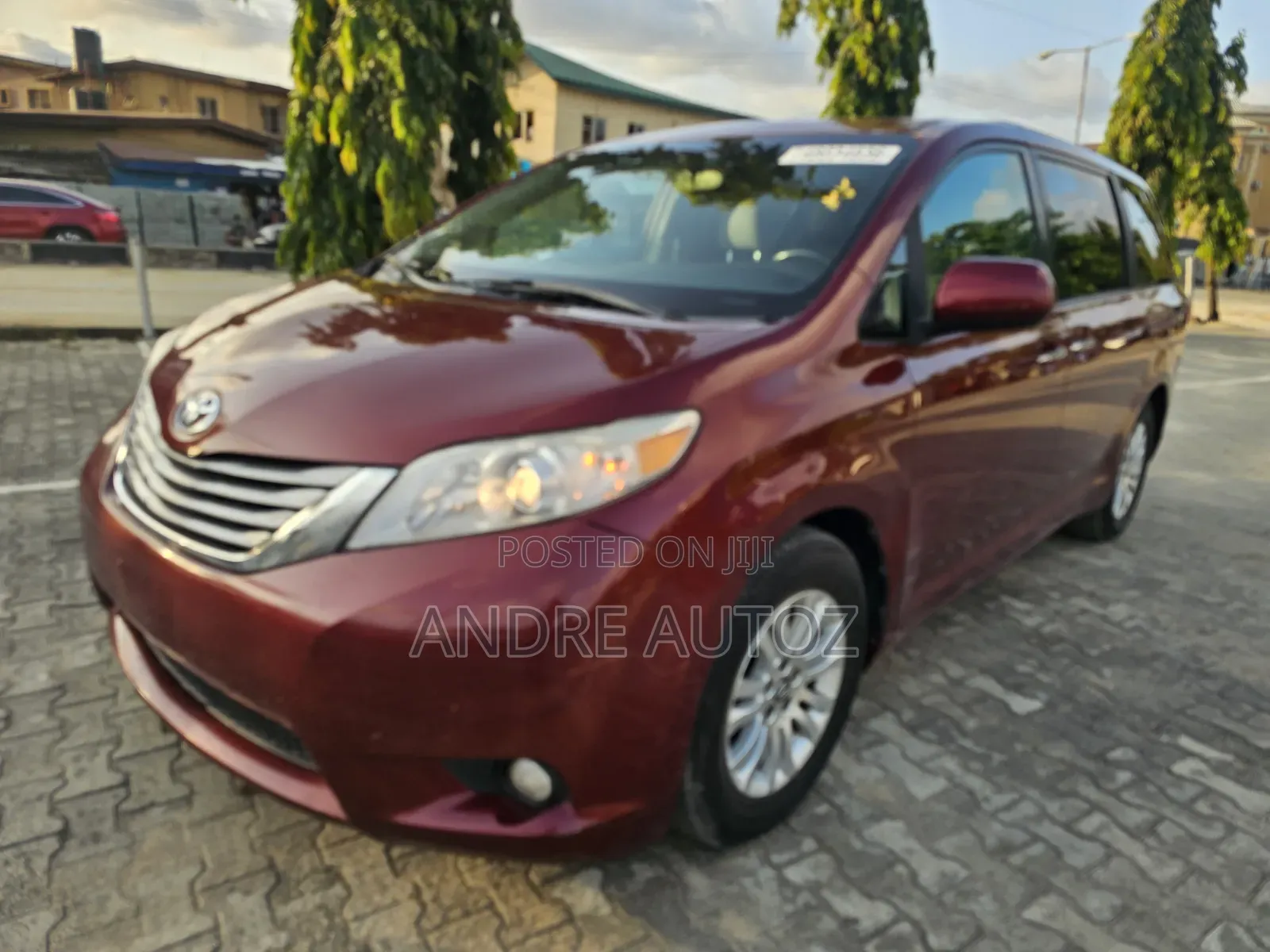 Toyota Sienna XLE 8 Passenger (3.5L 6cyl 8A) 2017 Red