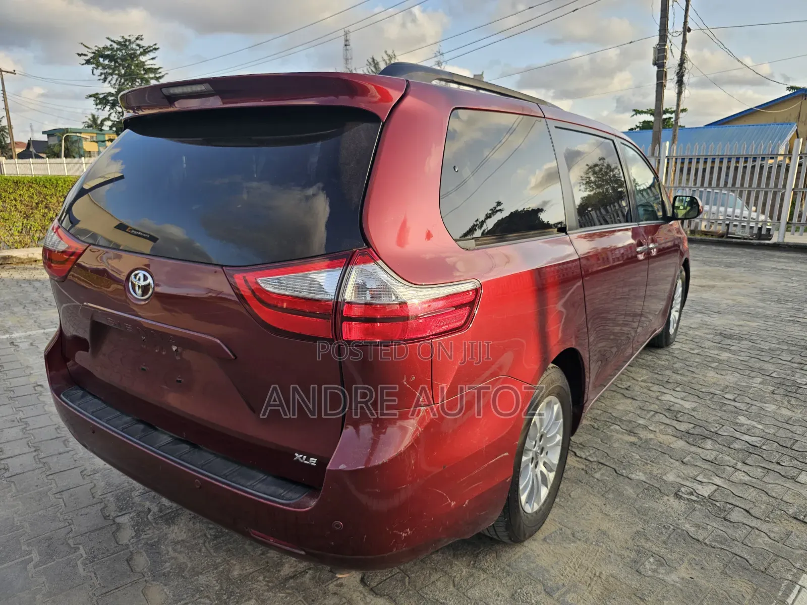 Toyota Sienna XLE 8 Passenger (3.5L 6cyl 8A) 2017 Red