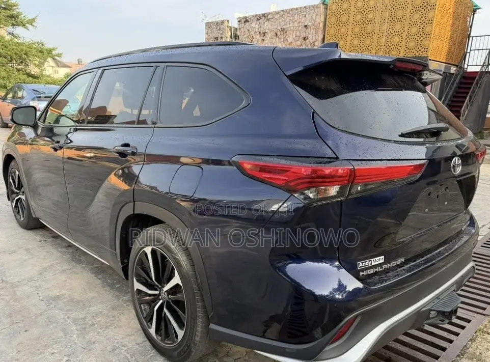Toyota Highlander XSE 2021 Blue