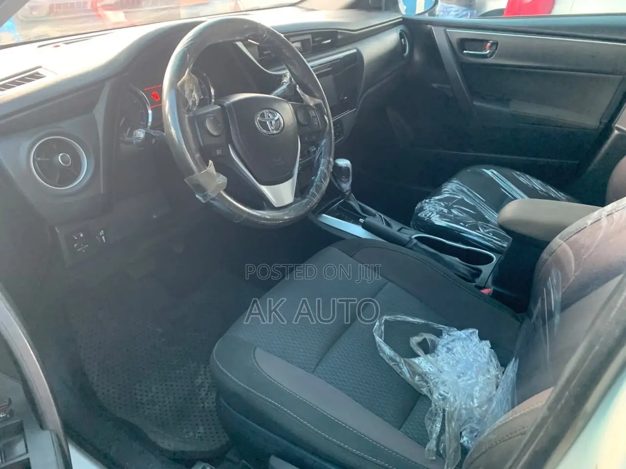 Toyota Corolla LE (1.8L 4cyl 2A) 2018 White